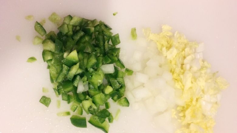 杂蔬肉丸烩饭,蔬菜切丁备用