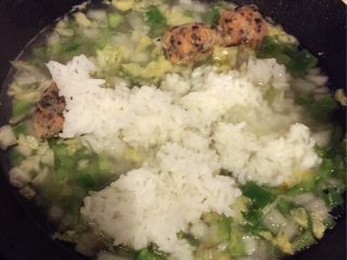 杂蔬肉丸烩饭,最后加入米饭小火煮