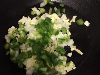 杂蔬肉丸烩饭,把蔬菜放入锅里翻炒