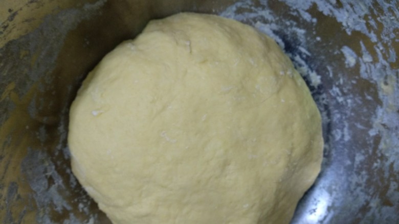 #甜味#火腿南瓜卷,盖上保鲜膜放置温暖处发酵至原来2倍大。