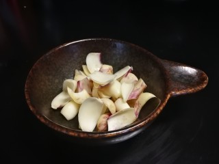 香菇百合枇杷腿,青红椒切块
