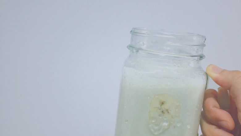 各种酸奶奶昔,🍇+🍌+酸奶+蜂蜜

用了一根香蕉和八颗葡萄 因为葡萄有点酸所以加了蜂蜜 还加了一点点水 味道有点像优酸乳哈哈