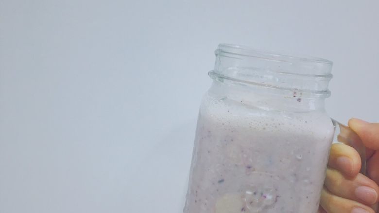 各种酸奶奶昔,蓝莓+🍌+酸奶+蜂蜜

味道酸酸的 有点像乳酸菌饮料哈哈