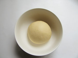 中秋烙糖饼,揉成光滑的面团，用保鲜膜封上碗口发酵