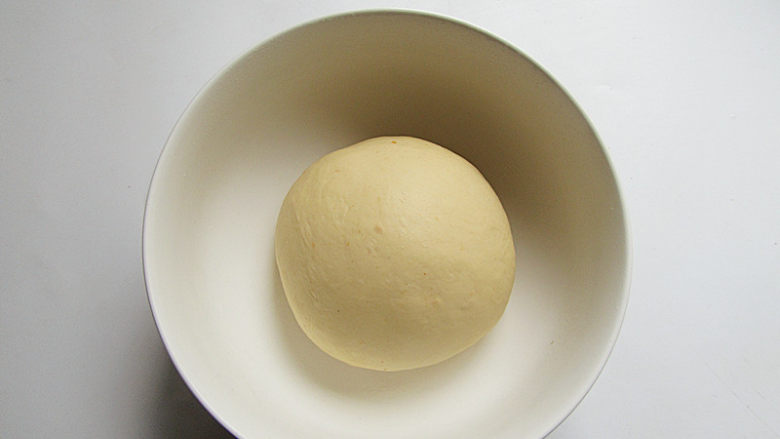 中秋烙糖饼,揉成光滑的面团，用保鲜膜封上碗口发酵