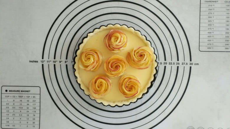 玫瑰花苹果派,入烤箱170度烤25分钟，至表面上色就好啦！