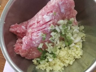 全芹菜猪肉馅饺子,将切好的瘦肉，葱姜末放在一个盆里。