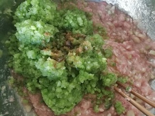 全芹菜猪肉馅饺子,再加入攒干水的芹菜，胡椒粉，半小碗熟豆油。