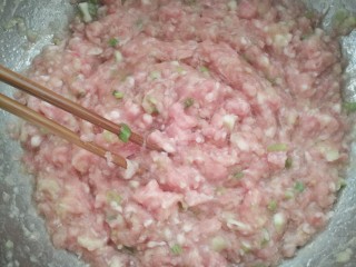 全芹菜猪肉馅饺子,用筷子不停地搅拌。