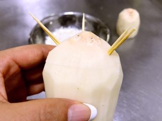 桂花藕，秋季平民的滋补佳品,盖上藕盖，用牙签固定。