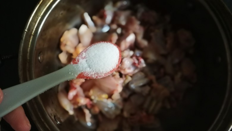 香辣干锅田鸡,先处理青蛙：倒入大盆，加一茶匙盐。