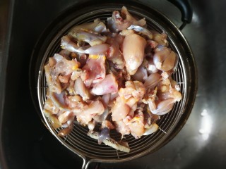 香辣干锅田鸡,腌制过后的青蛙有很多酱汁，漏网沥干。这样炒的时候不会太腥。