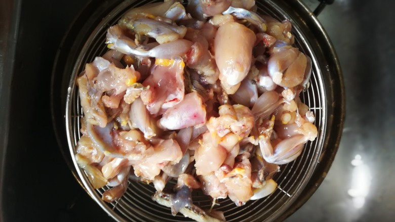 香辣干锅田鸡,腌制过后的青蛙有很多酱汁，漏网沥干。这样炒的时候不会太腥。
