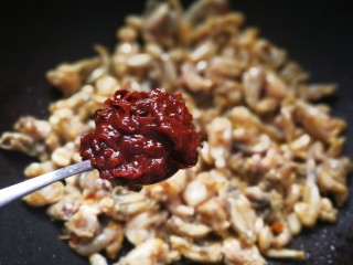 香辣干锅田鸡,加入1汤匙郫县豆瓣酱炒出红油。