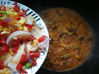香辣干锅田鸡,倒入之前过油的洋葱和姜蒜辣椒。