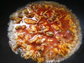 香辣干锅田鸡,倒入2小碗清水大火煮开改中小火加锅盖焖煮10分钟左右。焖煮可以杀死蛙里的寄生虫。