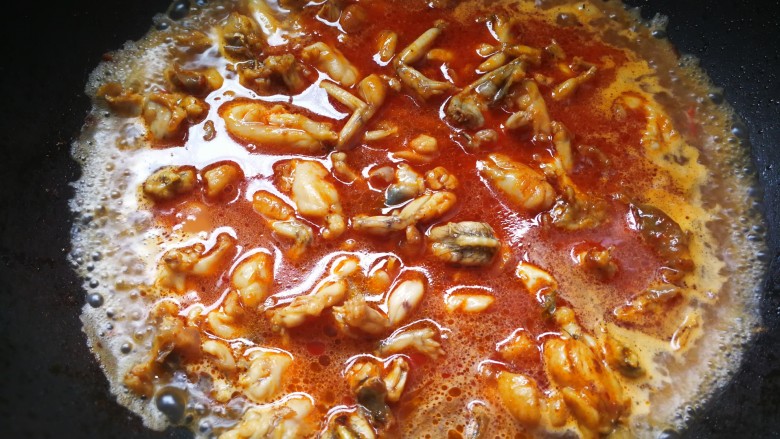 香辣干锅田鸡,倒入2小碗清水大火煮开改中小火加锅盖焖煮10分钟左右。焖煮可以杀死蛙里的寄生虫。