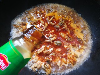 香辣干锅田鸡,汤汁剩一半时加入1汤匙耗油。