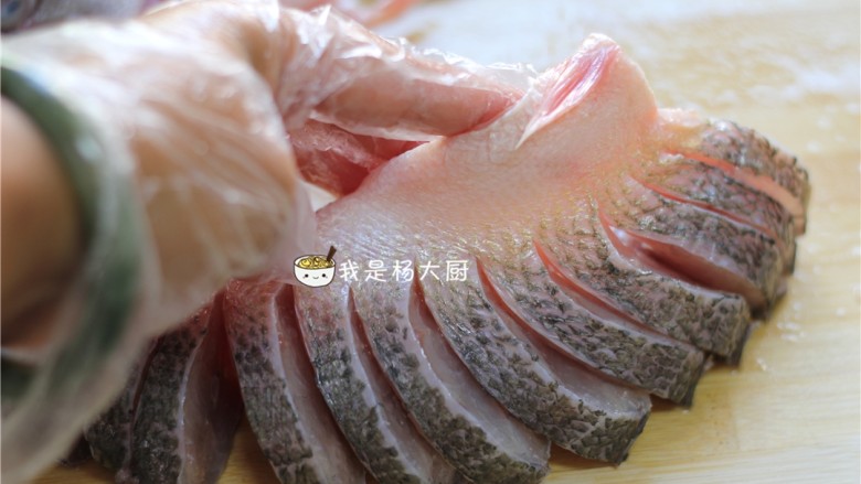 孔雀开屏鱼,用料酒在鱼肚鱼片缝隙均匀涂抹，腌制一小会儿