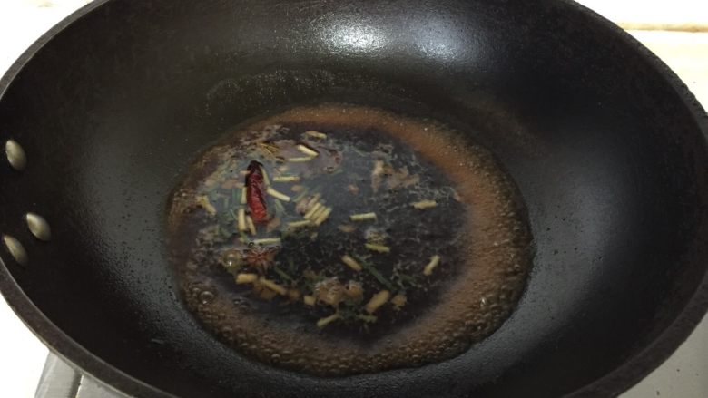 熏鱼,大火烧开汤汁变浓稠关火。