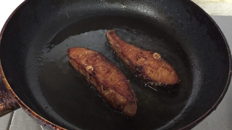 熏鱼,煎至两面变色鱼肉有点硬度捞出。