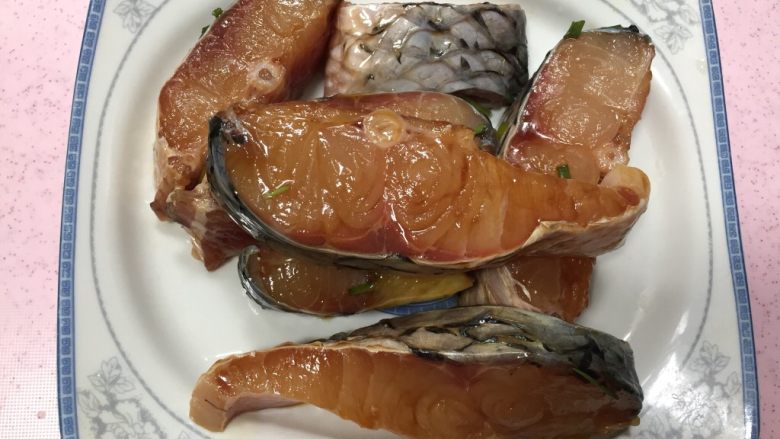 熏鱼,腌制好的鱼块去除葱姜捞出沥干水分。