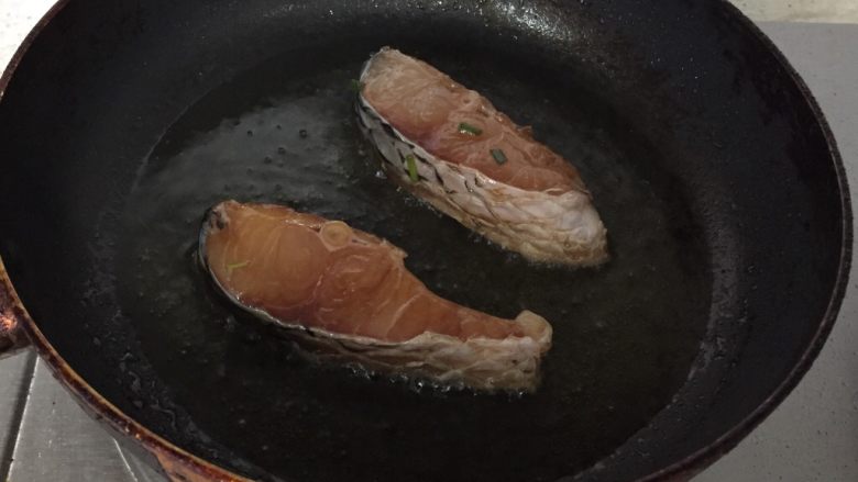 熏鱼,锅中适量油，油温7成左右放入腌制好的鱼块。