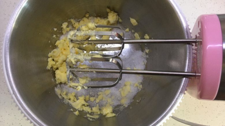 豆沙芝麻一口酥,电动打蛋器开低速，打发黄油