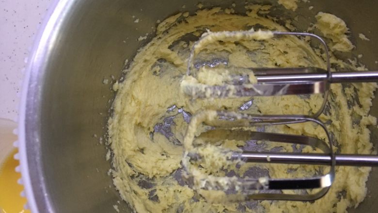 豆沙芝麻一口酥,蛋液逐渐加入搅拌均匀，直至最后剩少量蛋液，一会刷蛋液撒芝麻用