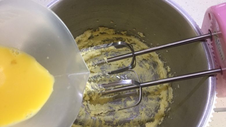 豆沙芝麻一口酥,鸡蛋分多次，少量加入