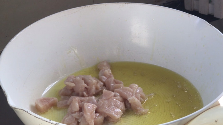 杏鲍菇炒鸡丁,再起锅热油，放入鸡胸肉