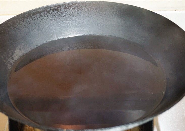 尖椒兔,锅内倒油烧热至7成
叨叨叨:很多家庭喜欢用色拉油，其实菜籽油更香，不过菜籽油一定要烧熟