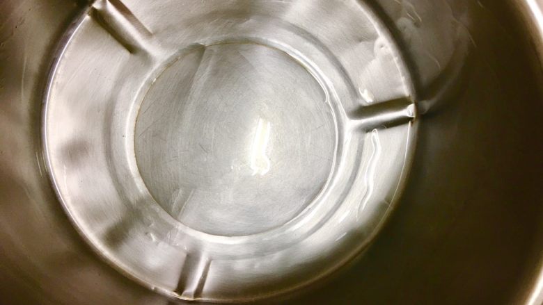電鍋版麻糬,取另一容器倒入橄欖油均勻塗抹整個鍋內