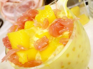 杨枝甘露,所有准备好的材料放入冰箱冷藏，吃之前把芒果椰浆盛到碗中，加入西米，在放入准备好的芒果粒和西柚即可。