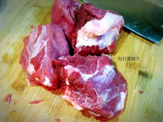 超级好吃的牙签牛肉～根本停不下来！,牛肉切片。牙签用沸水煮过备用。