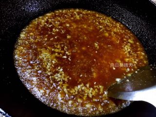 超级好吃的牙签牛肉～根本停不下来！,用炸完牛肉的油做酱料：油烧热，下蒜末、姜末炒香。