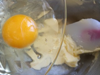 无添加卡通饼干,搅拌均匀后，加入鸡蛋，用打蛋器打均匀