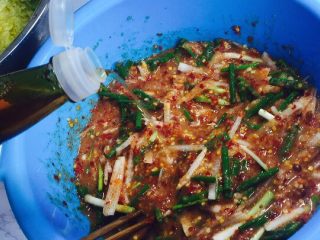 韩式辣白菜（辣酱调制）,全部搅拌好，进行调味，加入鱼露！
