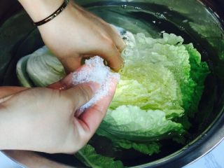 韩式辣白菜（辣酱调制）,准备一个大盆，清水里加入海盐，在每个菜叶之间都抹上盐！