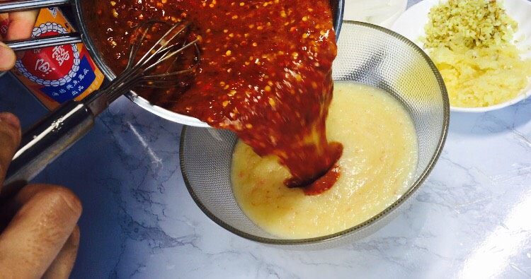 韩式辣白菜（辣酱调制）,把辣椒糊倒入之前打好的苹果梨糊，一起搅拌均匀！