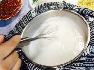 韩式辣白菜（辣酱调制）,糯米粉加清水混合后开火熬成糯米糊！