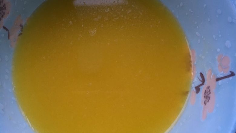 椰蓉奶黄馅,隔水加热至融化，稍冷却