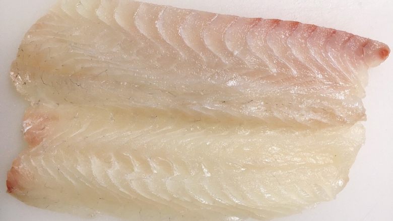 鲷鱼莳萝鲜虾卷，一块儿尝尝鲜…………,        鲷鱼脊肉片成大薄片（龙利鱼，比目鱼也都ok）。
