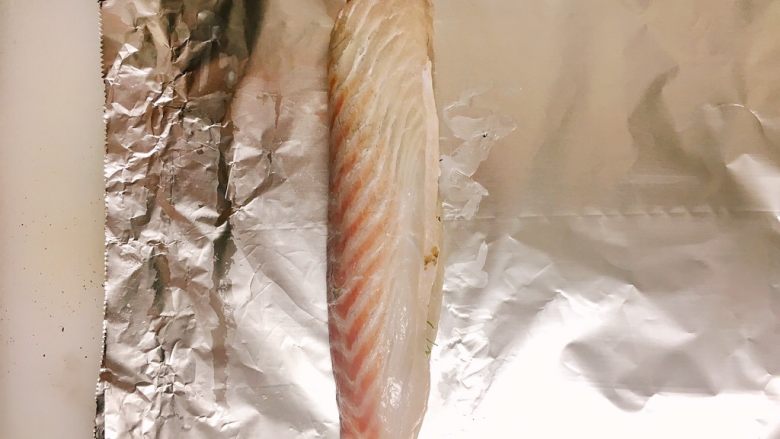 鲷鱼莳萝鲜虾卷，一块儿尝尝鲜…………,        把鱼肉卷起来，放在锡纸上。