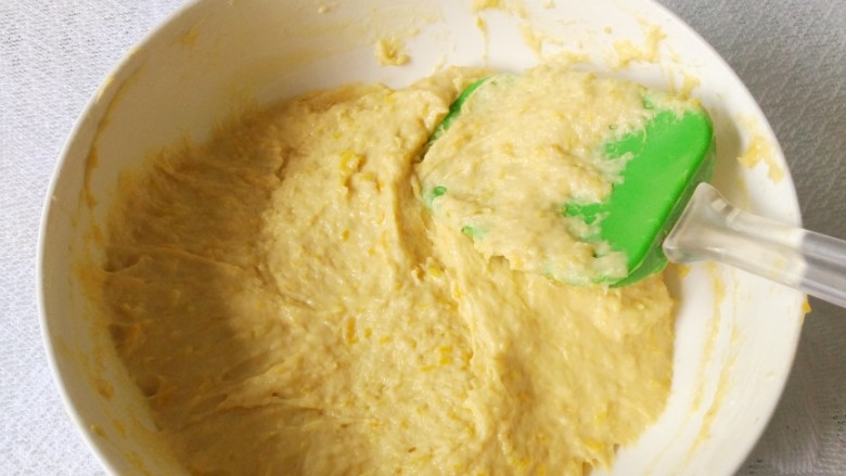早餐＋南瓜发糕,用橡皮刮刀搅拌均匀，直到无干粉颗粒，记住全程不需要加水。面糊是比较粘稠的，但也不能手揉成团。