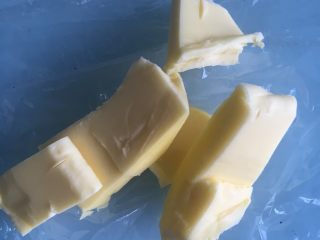 脆底芝麻奶包,等揉成面团后放入软化的黄油继续揉面