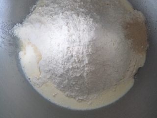 脆底芝麻奶包,中种面团材料除黄油外，液体在下粉类在上分层放入