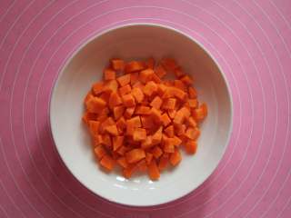 五花肉胡萝卜土豆焖饭,胡萝卜削皮洗净切丁，备用