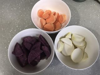牛奶红豆芋圆,紫薯、红薯和芋头分别洗干净削皮切块儿。放入蒸锅蒸20-30分钟左右
我是分开蒸的，蒸到可以捣成泥的程度