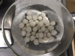 牛奶红豆芋圆,捞起后放进凉白开里泡着，防止粘黏